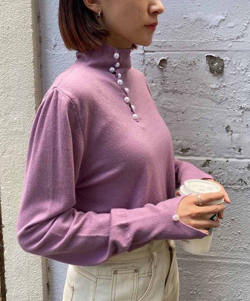 NANEA(ナネア)の「パールボタンハイネックニットトップス(ニット/セーター・レディース・ブルー/イエロー/パープル/ベージュ・フリー)」の13枚目の写真