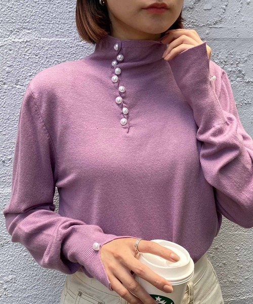 NANEA(ナネア)の「パールボタンハイネックニットトップス(ニット/セーター・レディース・ブルー/イエロー/パープル/ベージュ・フリー)」の11枚目の写真