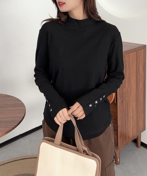 aimoha(アイモハ)の「ステッチスリーブハイネックトップス(Tシャツ/カットソー・レディース・ホワイト/ワインレッド/ブラック/チョコ/カーキ/グレー・FREE)」の2枚目の写真