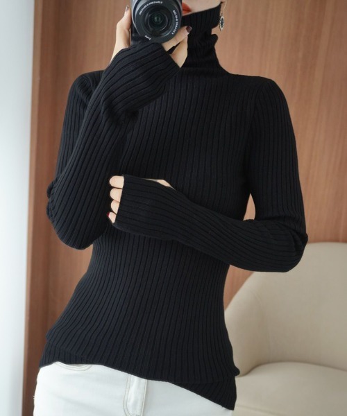Miniministore(ミニミニストア)の「ニットトップス ハイネック 指穴デザイン(ニット/セーター・レディース・ブラック/ダークベージュ/ホワイト/ブラウン・FREE)」の3枚目の写真