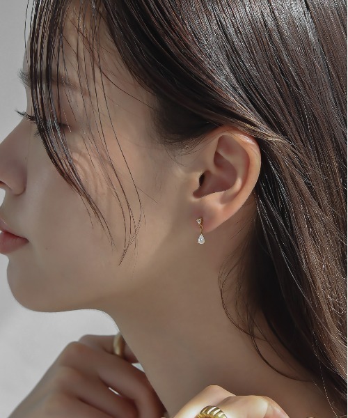 abaskdesign(アバスクデザイン)の「金属アレルギー対応 選べる2タイプ ミニマムジルコニアピアス(ピアス(両耳用)・レディース・ゴールド系その他/ゴールド・FREE)」の4枚目の写真