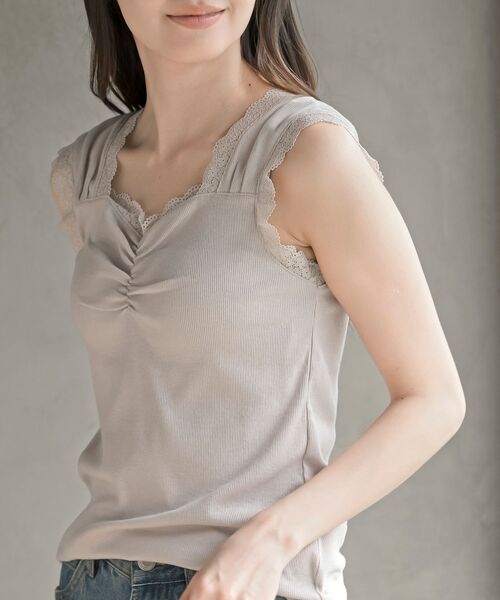 rps（アールピーエス）の「レースふちどりシャーリングタンクトップ（タンクトップ・レディース・ブラック/オフホワイト/ピンクベージュ/グレイッシュベージュ・M/L）」の3枚目の写真