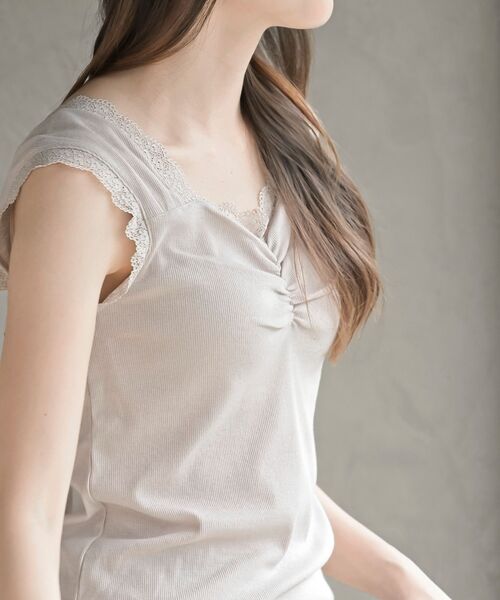 rps（アールピーエス）の「レースふちどりシャーリングタンクトップ（タンクトップ・レディース・ブラック/オフホワイト/ピンクベージュ/グレイッシュベージュ・M/L）」の11枚目の写真