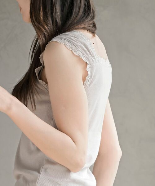 rps（アールピーエス）の「レースふちどりシャーリングタンクトップ（タンクトップ・レディース・ブラック/オフホワイト/ピンクベージュ/グレイッシュベージュ・M/L）」の9枚目の写真