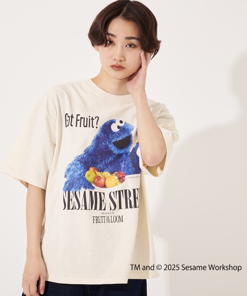 FRUIT OF THE LOOM(フルーツオブザルーム)の「【FRUIT OF THE LOOM】 SESAME STREET×FTL フォトTシャツ C/セサミストリート コラボ(Tシャツ/カットソー・メンズ・ライトブラウン/オフホワイト/チャコール・L/M/S)」の5枚目の写真