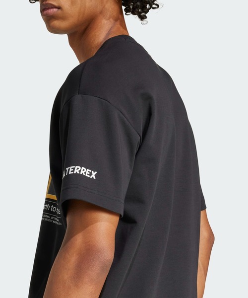 【adidas】プレイヤーグラフィックTシャツ セール】adidas Sport Design Studio プレイヤーグラフィック