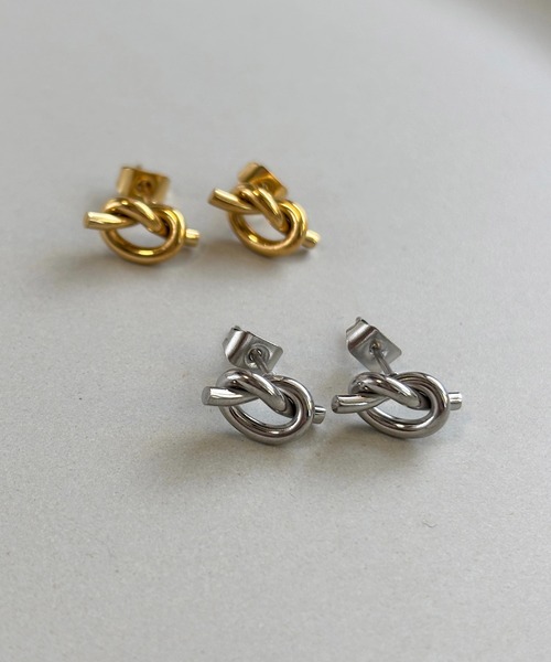 tone(トーン)の「【As】【金属アレルギー対応】NO.180 結び目 ノット サージカルステンレス スタッドピアス(MA)(ピアス(両耳用)・レディース・シルバー/シルバー系2/ゴールド/ゴールド系2・FREE)」の1枚目の写真