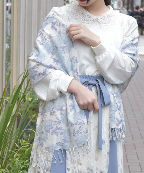 axes femme（アクシーズファム）の「ローズプリントストール（マフラー・レディース・ベージュ/ブルー・FREE）」の3枚目の写真