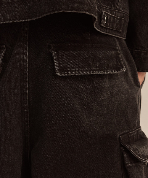 LIBERE(リベーレ)の「LIBERE リベーレ / UTILITY CARGO PANTS ワイドシルエットデニムカーゴパンツ / 251320(カーゴパンツ・メンズ・ブラック・LARGE/SMALL)」の20枚目の写真