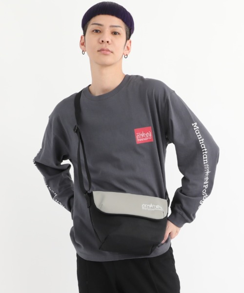 Manhattan Portage(マンハッタンポーテージ)の「Nylon Messenger Bag Back Pocket W/ Divider Magnet VEG Leather 600D HYDR(メッセンジャーバッグ・メンズ・ブラック/グレー・X-SMALL)」の1枚目の写真