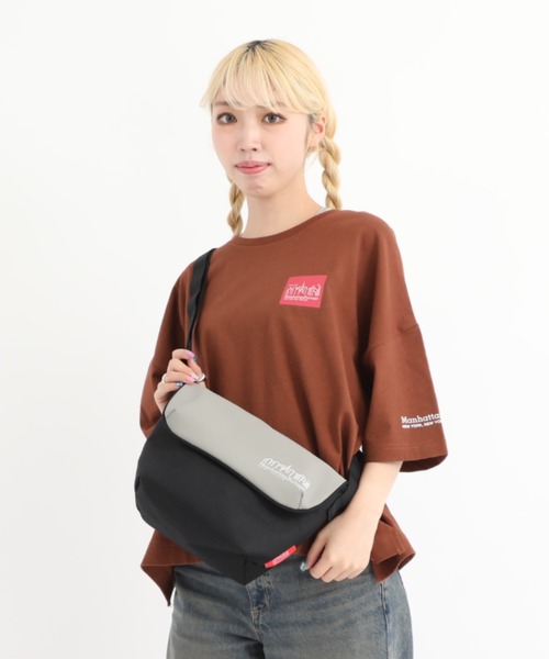 Manhattan Portage(マンハッタンポーテージ)の「Nylon Messenger Bag Back Pocket W/ Divider Magnet VEG Leather 600D HYDR(メッセンジャーバッグ・メンズ・ブラック/グレー・X-SMALL)」の6枚目の写真