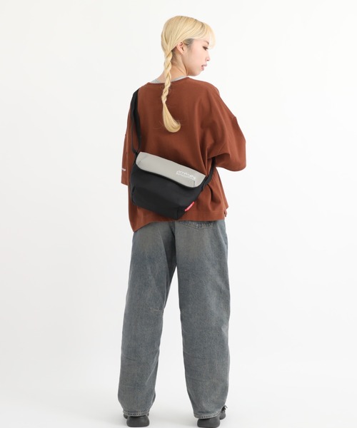 Manhattan Portage(マンハッタンポーテージ)の「Nylon Messenger Bag Back Pocket W/ Divider Magnet VEG Leather 600D HYDR(メッセンジャーバッグ・メンズ・ブラック/グレー・X-SMALL)」の9枚目の写真