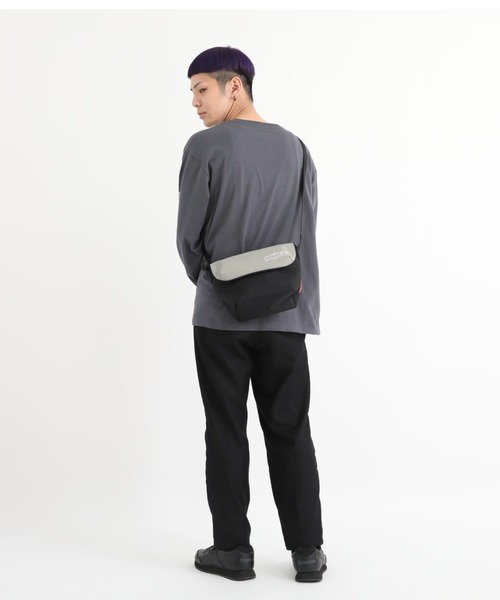 Manhattan Portage(マンハッタンポーテージ)の「Nylon Messenger Bag Back Pocket W/ Divider Magnet VEG Leather 600D HYDR(メッセンジャーバッグ・メンズ・ブラック/グレー・X-SMALL)」の4枚目の写真