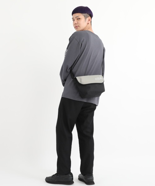 Manhattan Portage(マンハッタンポーテージ)の「Nylon Messenger Bag Back Pocket W/ Divider Magnet VEG Leather 600D HYDR(メッセンジャーバッグ・メンズ・ブラック/グレー・X-SMALL)」の5枚目の写真