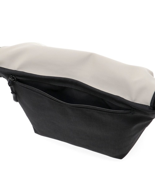 Manhattan Portage(マンハッタンポーテージ)の「Nylon Messenger Bag Back Pocket W/ Divider Magnet VEG Leather 600D HYDR(メッセンジャーバッグ・メンズ・ブラック/グレー・X-SMALL)」の16枚目の写真