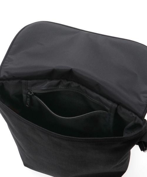 Manhattan Portage(マンハッタンポーテージ)の「Nylon Messenger Bag Back Pocket W/ Divider Magnet VEG Leather 600D HYDR(メッセンジャーバッグ・メンズ・ブラック/グレー・X-SMALL)」の17枚目の写真