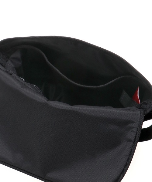 Manhattan Portage(マンハッタンポーテージ)の「Nylon Messenger Bag Back Pocket W/ Divider Magnet VEG Leather 600D HYDR(メッセンジャーバッグ・メンズ・ブラック/グレー・X-SMALL)」の18枚目の写真