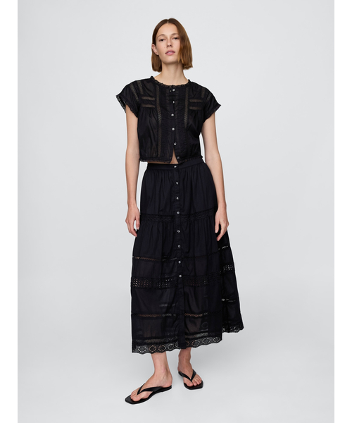GAP(ギャップ)の「レーストリミング ティアード マキシスカート(スカート・レディース・オフホワイト/ブラック・XS/M/L/XXS/S)」の3枚目の写真