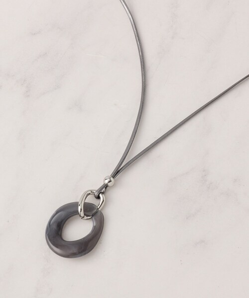 SHOO・LA・RUE（シューラルー）の「オーバルワントップコードネックレス（ネックレス・レディース・グレー/ライトベージュ/ダークブラウン・00）」の2枚目の写真