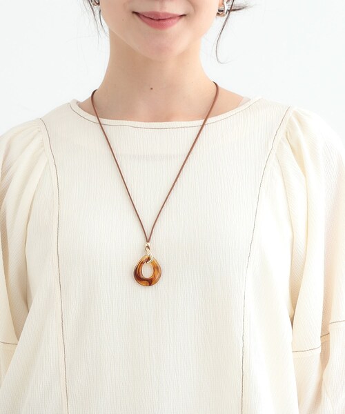 SHOO・LA・RUE（シューラルー）の「オーバルワントップコードネックレス（ネックレス・レディース・グレー/ライトベージュ/ダークブラウン・00）」の4枚目の写真