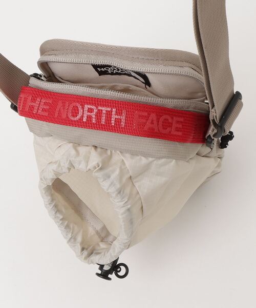 THE NORTH FACE(ザノースフェイス)の「THE NORTH FACE ブリーズ クロスバッグ 巾着 ショルダーバッグ バケットバッグ BREEZE CROSS BAG(ショルダーバッグ・メンズ・ホワイト/レッド/アイボリー/ブラック・FREE)」の5枚目の写真