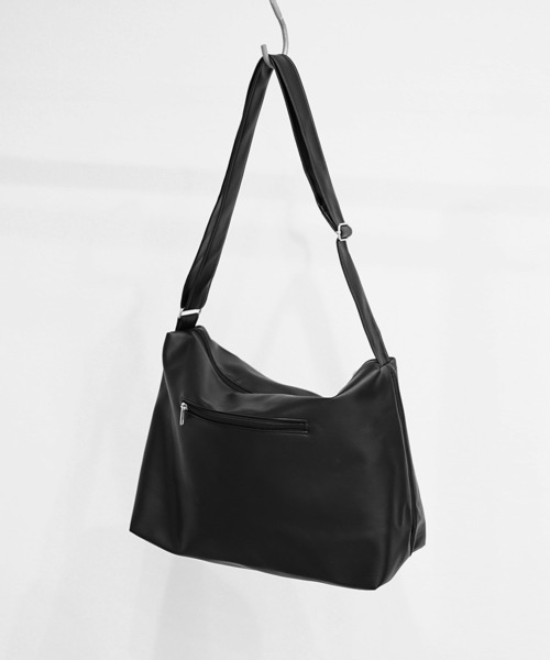 MinoriTY(マイノリティ)の「【MinoriTY】PUレザースクエアショルダーバッグ メンズ ウィメンズ ユニセックス(ボディバッグ/ウエストポーチ・メンズ・ブラック・FREE)」の3枚目の写真