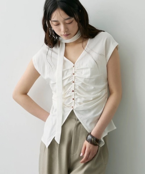 美品 cygne フロントスリットバルーンギャザーブラウス ホワイトhenri 美品 cygne フロントスリットバルーンギャザーブラウス ホワイト
