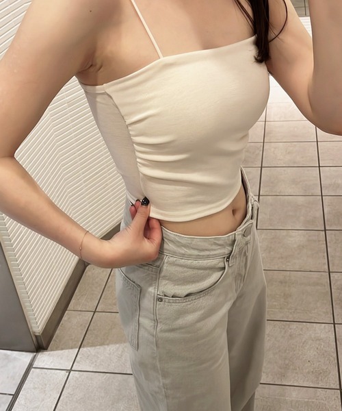 Reurie'（レウリィ）の「サイドギャザーキャミ【カップ付き】(ayaka select) / ホワイト ベージュ ブラック インナー 抜け感コーデ ヘルシー カジュアル（キャミソール・レディース・ベージュ/ブラック/ホワイト・FREE）」の8枚目の写真
