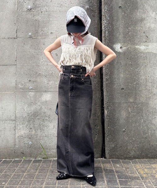 ISOOK（アイスー）の「【ISOOK / アイスー】ダブルウエストデニムスカート / 切り替え レイヤード風 デザインデニム スリットスカート ペンシルスカート タイトスカート ストレート Iライン ロング マキシ丈 ヴィンテージ風 古着風 ライトブルー ブラック 水色 黒 ZOZOTOWN限定（デニムスカート・レディース・ブラック/ライトブルー・FREE）」の4枚目の写真