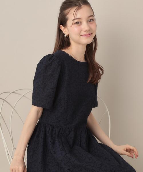 couture brooch（クチュールブローチ）の「【一枚で着映える・華やか・花柄刺繍】カットワークレースワンピ（ワンピース・レディース・ネイビー/オフホワイト・40/38/42/36）」の2枚目の写真