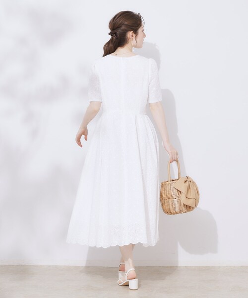 couture brooch（クチュールブローチ）の「【一枚で着映える・華やか・花柄刺繍】カットワークレースワンピ（ワンピース・レディース・ネイビー/オフホワイト・40/38/42/36）」の5枚目の写真