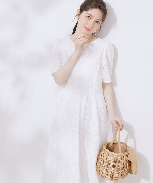 couture brooch（クチュールブローチ）の「【一枚で着映える・華やか・花柄刺繍】カットワークレースワンピ（ワンピース・レディース・ネイビー/オフホワイト・40/38/42/36）」の6枚目の写真