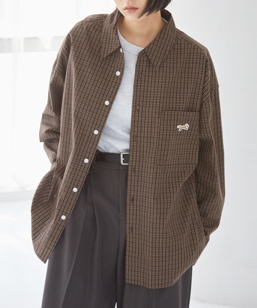 PENNEYS(ぺニーズ)の「PENNEYS/ペニーズ 別注 <抗菌/防臭/イージーケア> THE FOX ロゴ ワンポイントワッペン刺繍 アソートデザイン オーバーサイズ レギュラーカラー長袖シャツ(シャツ/ブラウス・レディース・ホワイト/ブルー系/ブラック系/ネイビー系/ブラウン系・L/M)」の4枚目の写真