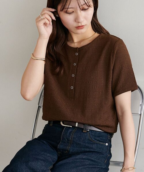 DISCOAT(ディスコート)の「【WEB限定】ジャガードリングドット半袖Tシャツ(Tシャツ/カットソー・レディース・アイボリー/ブラウン/ブラック/グリーン系その他2/モカ・MEDIUM)」の1枚目の写真