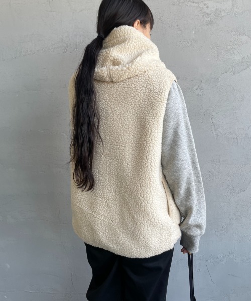 GYMPHLEX（ジムフレックス）の「【WEB限定】[GYMPHLEX/ジムフレックス] ボアフードベスト（ベスト・レディース・ネイビー/グレイッシュベージュ/オフホワイト/ダークベージュ・M/L）」の13枚目の写真