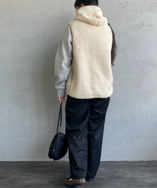 GYMPHLEX（ジムフレックス）の「【WEB限定】[GYMPHLEX/ジムフレックス] ボアフードベスト（ベスト・レディース・ネイビー/グレイッシュベージュ/オフホワイト/ダークベージュ・M/L）」の16枚目の写真