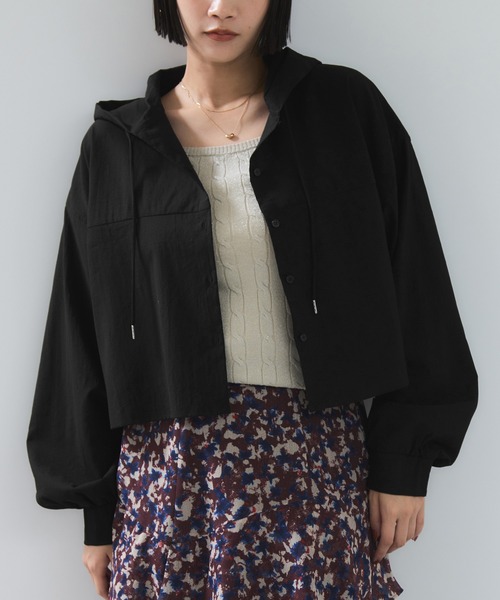 VIS（ビス）の「フード付きクロップドシアーシャツ（シャツ/ブラウス・レディース・ブラック/オフホワイト/ピンク・FREE）」の3枚目の写真