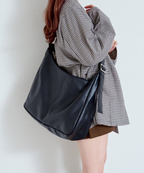 Kastane（カスタネ）の「【A4サイズ】レザーショルダーバッグ