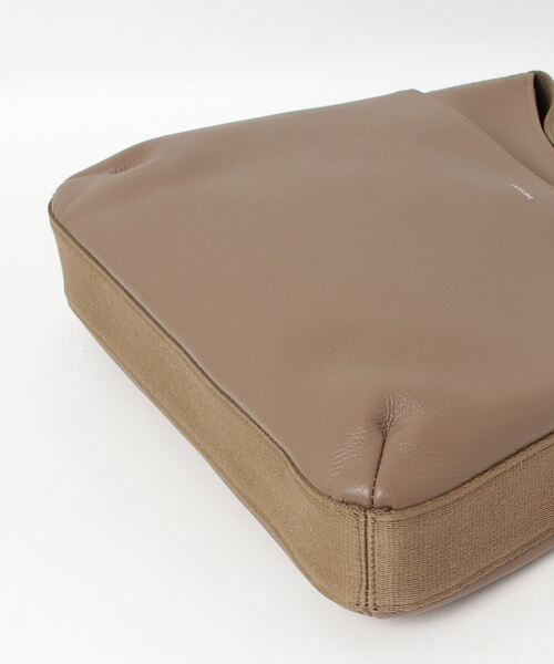 Beau're(ヴュレ)の「【BEAURE/ビュレ】One ショルダー Flat Bag(ショルダーバッグ・レディース・ブラック/グレイッシュベージュ/ベージュ・FREE)」の6枚目の写真