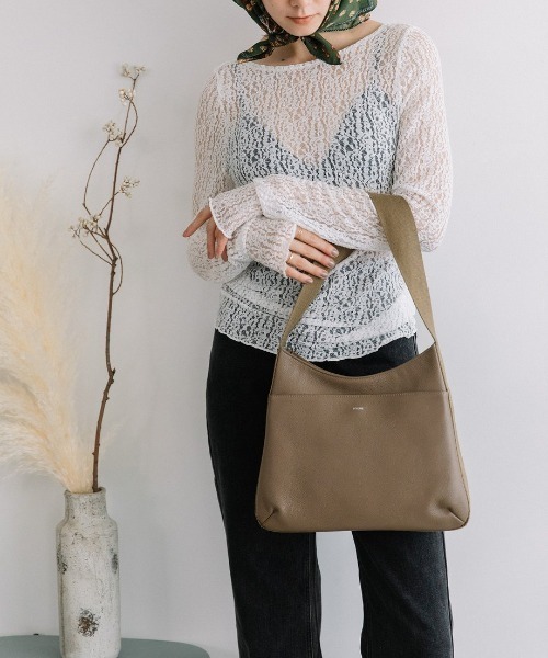 Beau're(ヴュレ)の「【BEAURE/ビュレ】One ショルダー Flat Bag(ショルダーバッグ・レディース・ブラック/グレイッシュベージュ/ベージュ・FREE)」の3枚目の写真