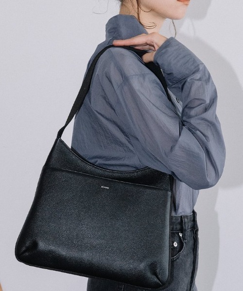 Beau're(ヴュレ)の「【BEAURE/ビュレ】One ショルダー Flat Bag(ショルダーバッグ・レディース・ブラック/グレイッシュベージュ/ベージュ・FREE)」の13枚目の写真