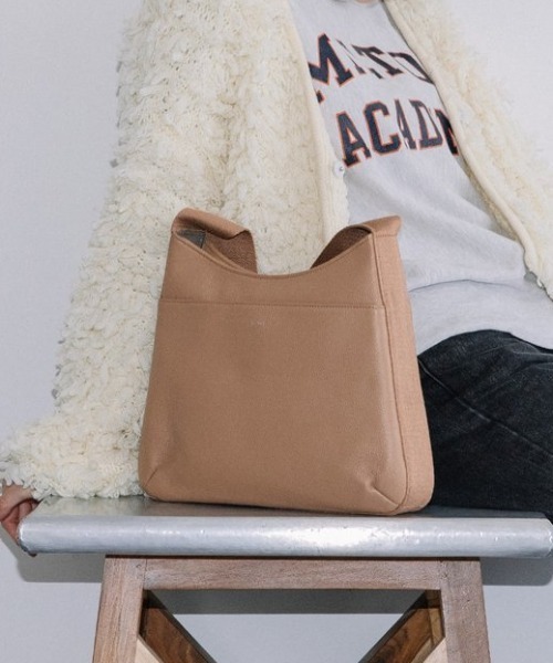 Beau're(ヴュレ)の「【BEAURE/ビュレ】One ショルダー Flat Bag(ショルダーバッグ・レディース・ブラック/グレイッシュベージュ/ベージュ・FREE)」の10枚目の写真