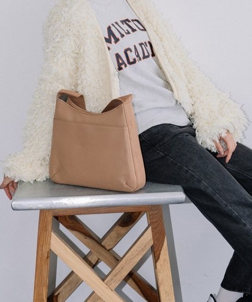Beau're(ヴュレ)の「【BEAURE/ビュレ】One ショルダー Flat Bag(ショルダーバッグ・レディース・ブラック/グレイッシュベージュ/ベージュ・FREE)」の9枚目の写真