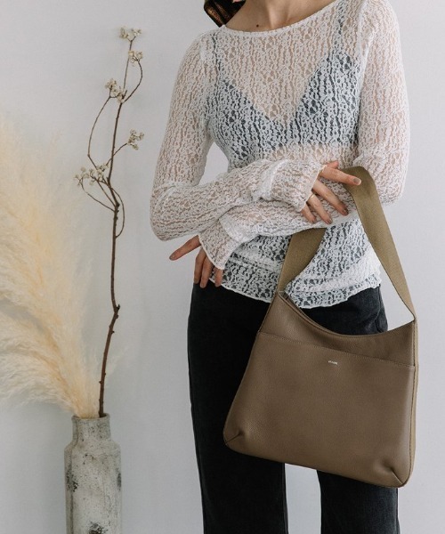 Beau're(ヴュレ)の「【BEAURE/ビュレ】One ショルダー Flat Bag(ショルダーバッグ・レディース・ブラック/グレイッシュベージュ/ベージュ・FREE)」の8枚目の写真