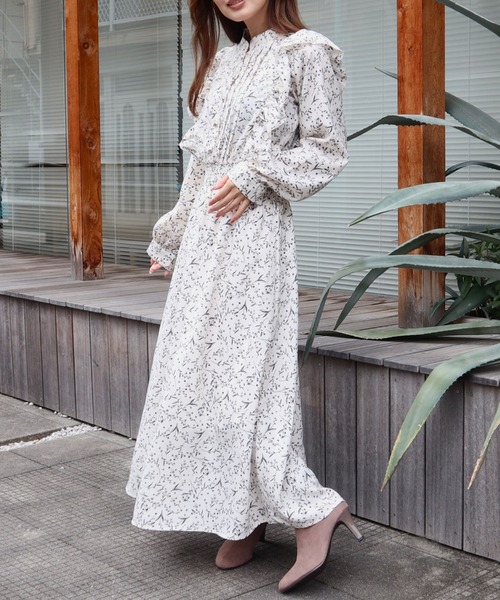 CECIL McBEE(セシルマクビー)の「花柄ピンタックフリルワンピース(ワンピース・レディース・ブラック/アイボリー/ブラウン・MEDIUM)」の4枚目の写真