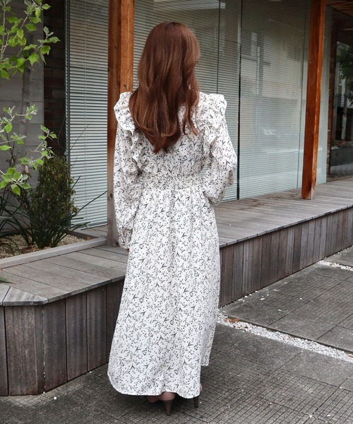 CECIL McBEE(セシルマクビー)の「花柄ピンタックフリルワンピース(ワンピース・レディース・ブラック/アイボリー/ブラウン・MEDIUM)」の5枚目の写真