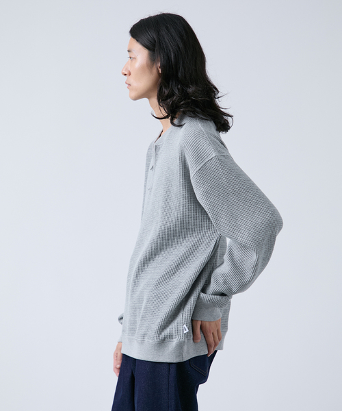 B.C STOCK（ベーセーストック）の「【ANTS & ELEPHANTS】ジップ ワッフルヘンリーネックスウェット（スウェット・メンズ・ホワイト/ライトグレー/グレー・MEDIUM/LARGE）」の7枚目の写真