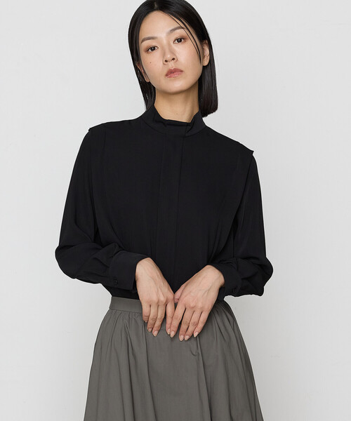 K.T KIYOKO TAKASE（キヨコタカセ）の「マットサテン デザインハイネックブラウス（シャツ/ブラウス・レディース・ブラック/ボルドー/ホワイト/ブラウン・9号/11号）」の3枚目の写真