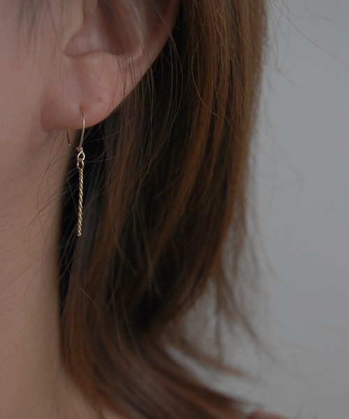 tone(トーン)の「【kare】【両耳用】ゴールド 華奢 ツイスト ショート バーピアス(ピアス(両耳用)・レディース・ゴールド・FREE)」の3枚目の写真