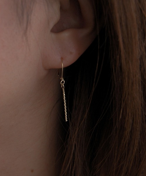 tone(トーン)の「【kare】【両耳用】ゴールド 華奢 ツイスト ショート バーピアス(ピアス(両耳用)・レディース・ゴールド・FREE)」の4枚目の写真